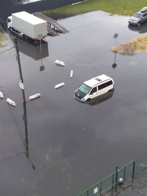 Непогода накрыла Львов: улицы затопило, машины ушли под воду