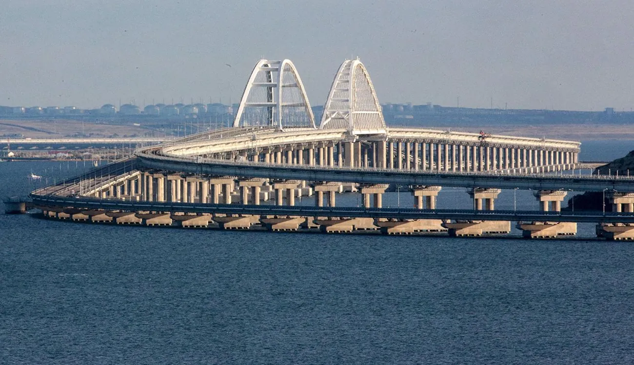Рух Кримським мостом знову перекрито: окупанти просять водіїв зберігати спокій