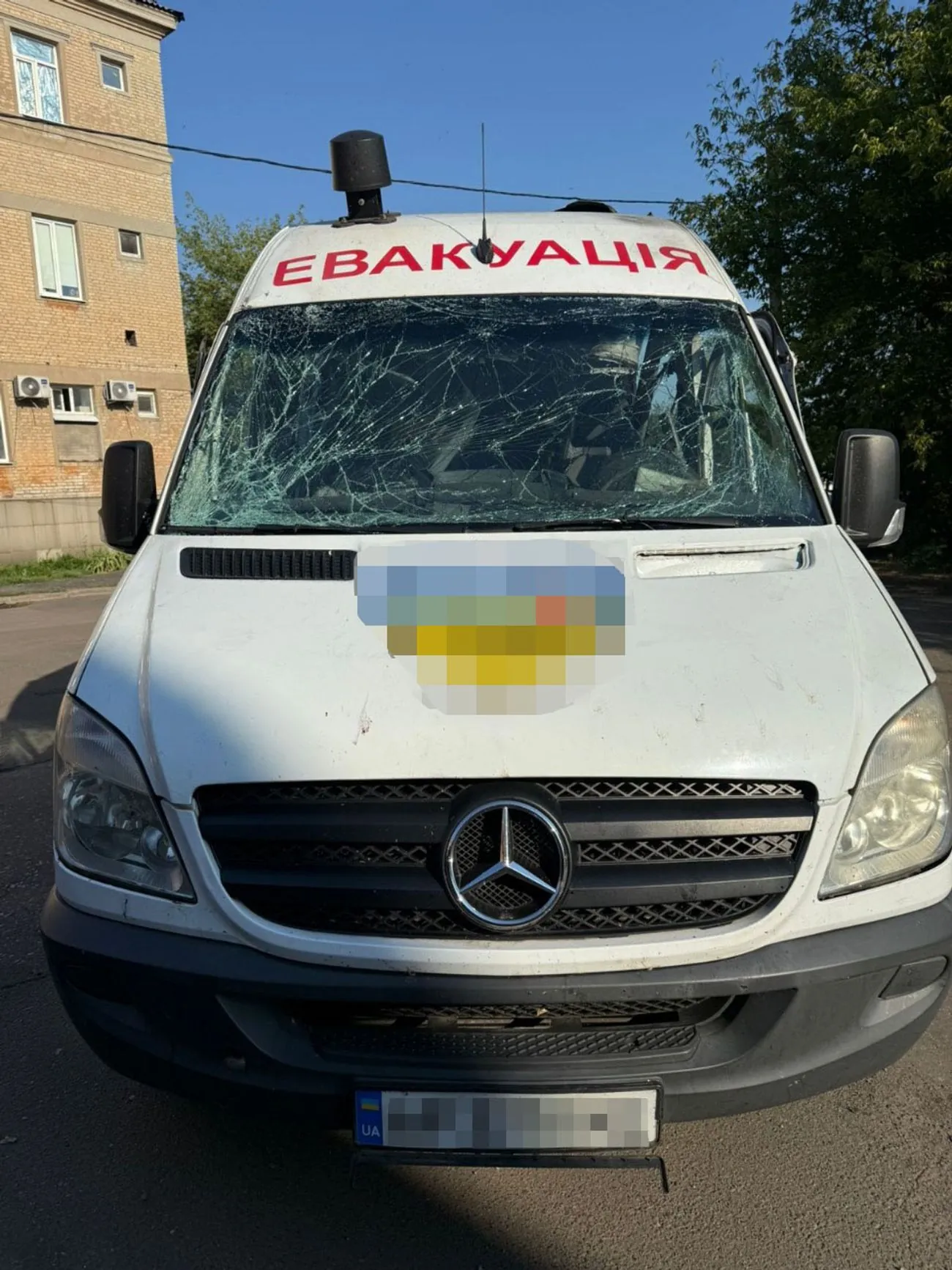 На Донеччині вранці ворог атакував авто волонтерів, скинув бомбу на Костянтинівку: є загибла та поранені