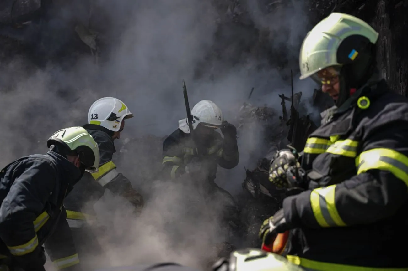 Одессу атаковали более 20 дронов: горит жилая многоэтажка, спасатели эвакуируют жильцов Одессу атаковали более 20 дронов: горит жилая многоэтажка, спасатели эвакуируют жильцов