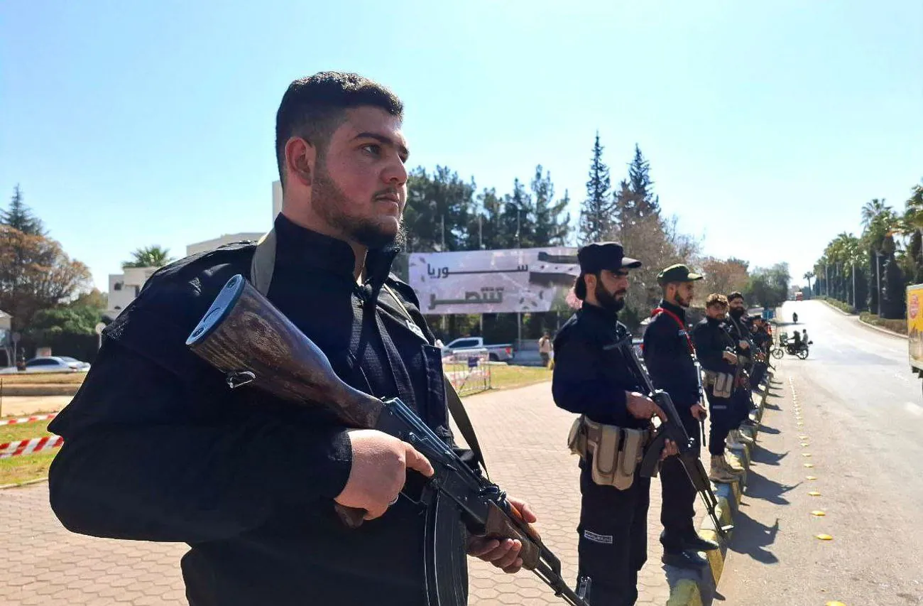 Сирийские силы безопасности начали развертывание в Эс-Сувейде после гибели 700 человек Сирийские силы безопасности начали развертывание в Эс-Сувейде после гибели 700 человек