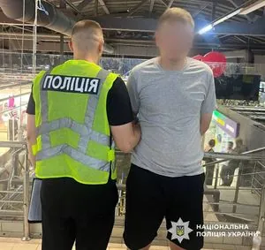 В столичном ТРЦ мужчина с ножом ранил посетителя: есть раненый, нападавший задержан