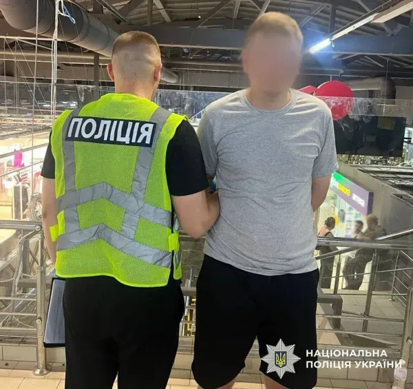 Чоловік, який напав з ножем на відвідувача ТРЦ в Києві, виявився колишнім військовим