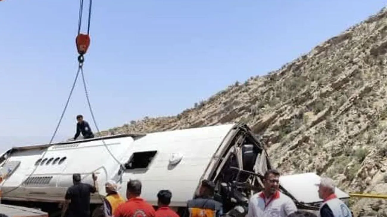 На юге Ирана в результате аварии автобуса погиб по меньшей мере 21 человек На юге Ирана в результате аварии автобуса погиб по меньшей мере 21 человек